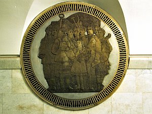 Ein Bronzeguss in einer Metrostation in Kiew